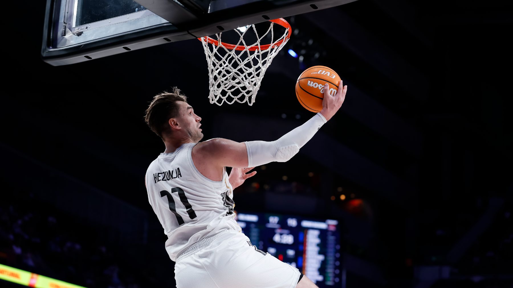 Hezonja entra a canasta. (Getty)