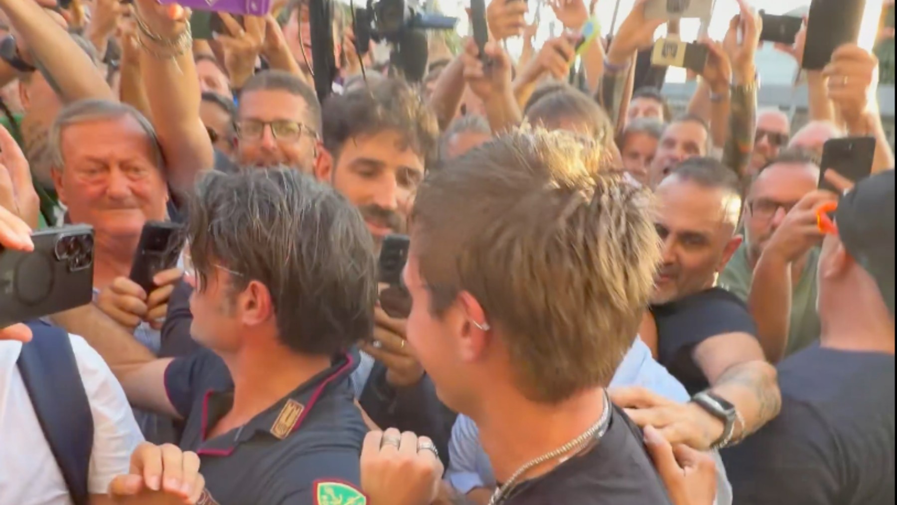 Los aficionados de la Fiorentina reciben a Franco Mastantuono en Florencia (@DiMarzio)