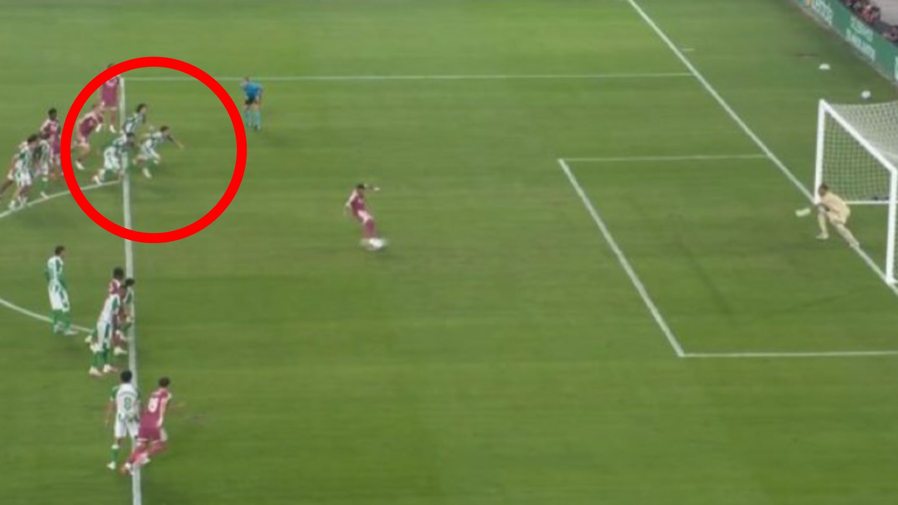 Escándalo: Bartra invade el área en el penalti fallado por Mbappé y despeja pero el penalti no se repite