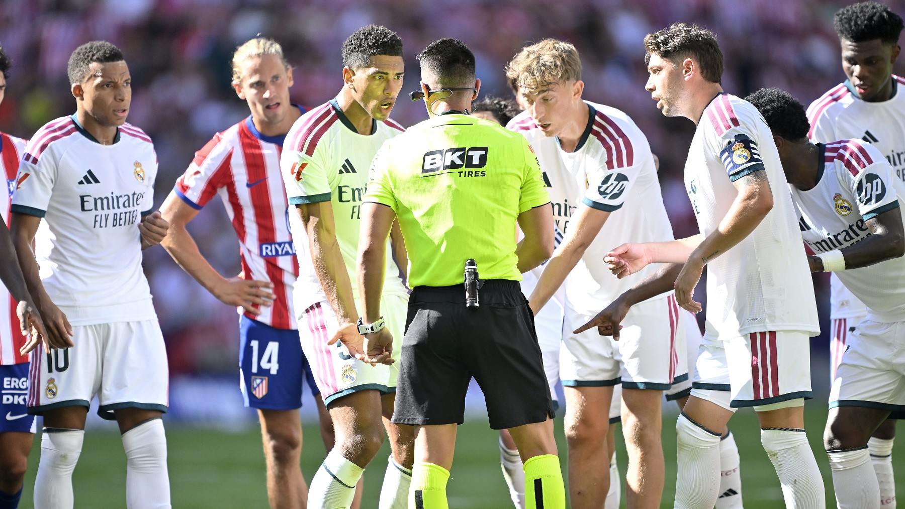 Vota en nuestra encuesta: ¿Qué jugadas del derbi estuvieron mal arbitradas?