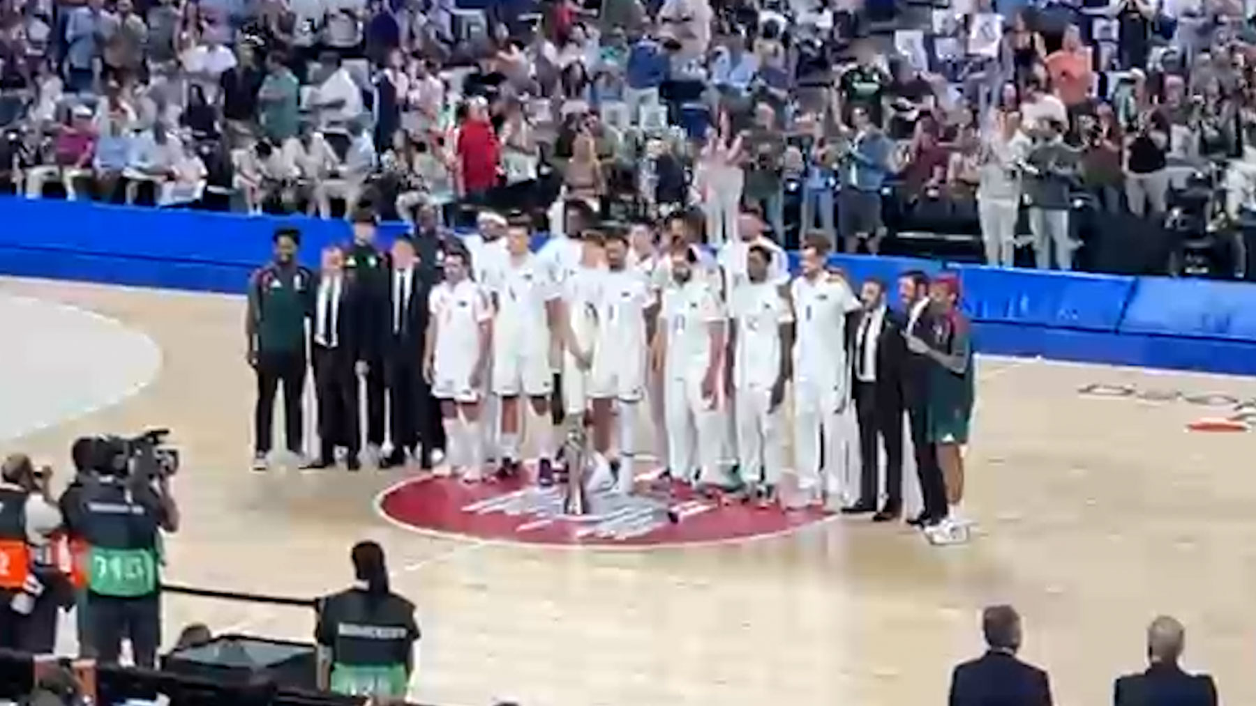 El Real Madrid luce la Supercopa de la Euroliga en su regreso al Palacio