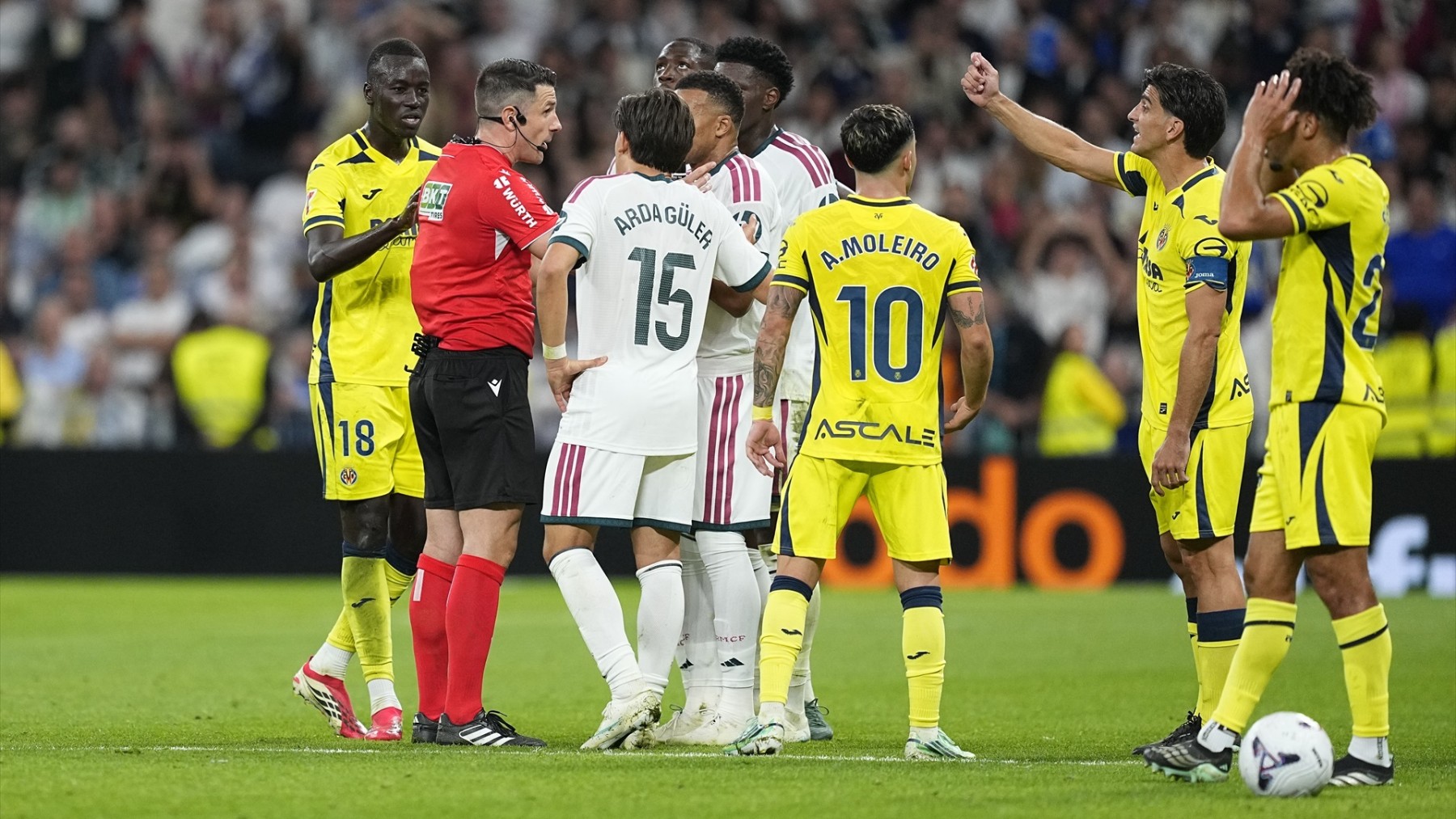Díaz de Mera sacó ¡seis amarillas y una roja! al Madrid por cometer ocho faltas contra el Villarreal