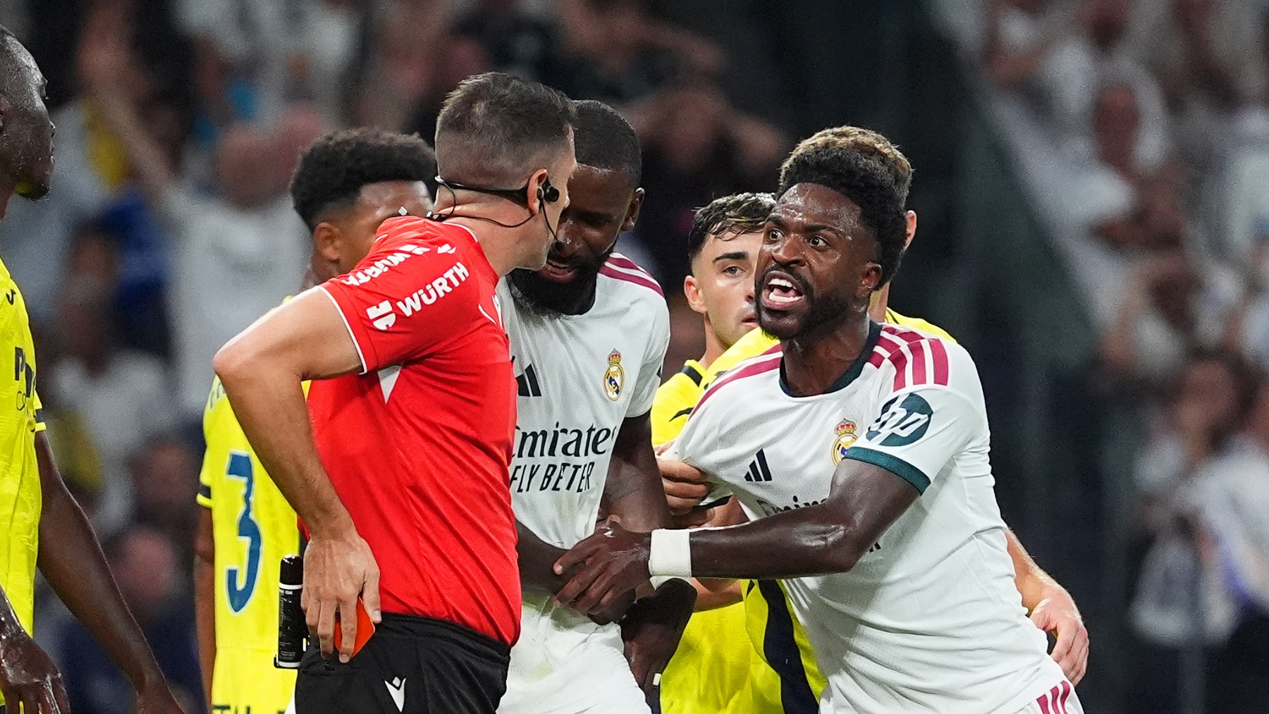 Vinicius discute con Isidro Díaz tras su expulsión