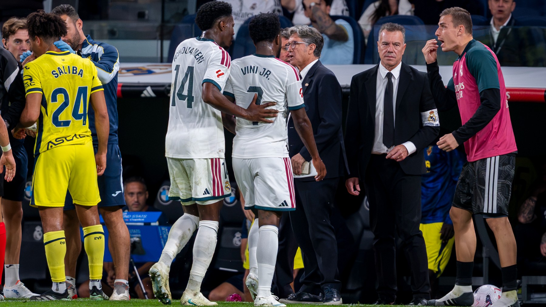 El doble rasero del VAR con el Real Madrid: sanciona el agarrón de Vinicius después de pasar de la falta a Valverde en el derbi