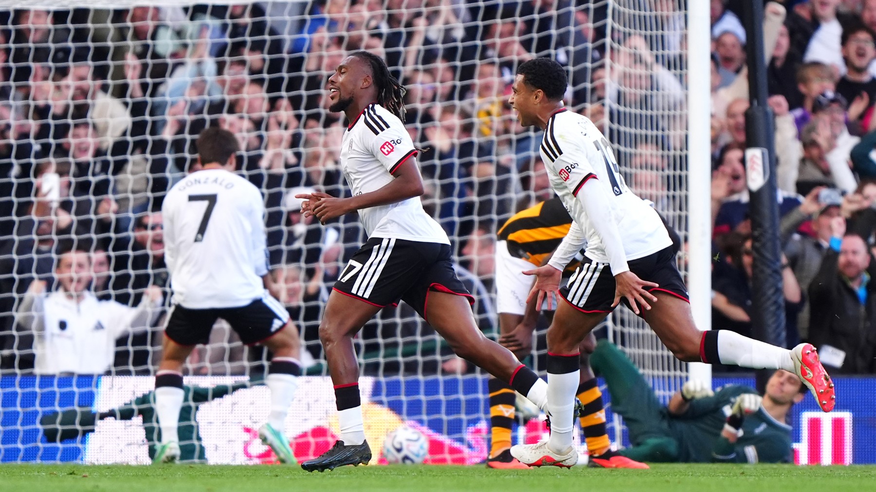 La celebración del gol del Fulham