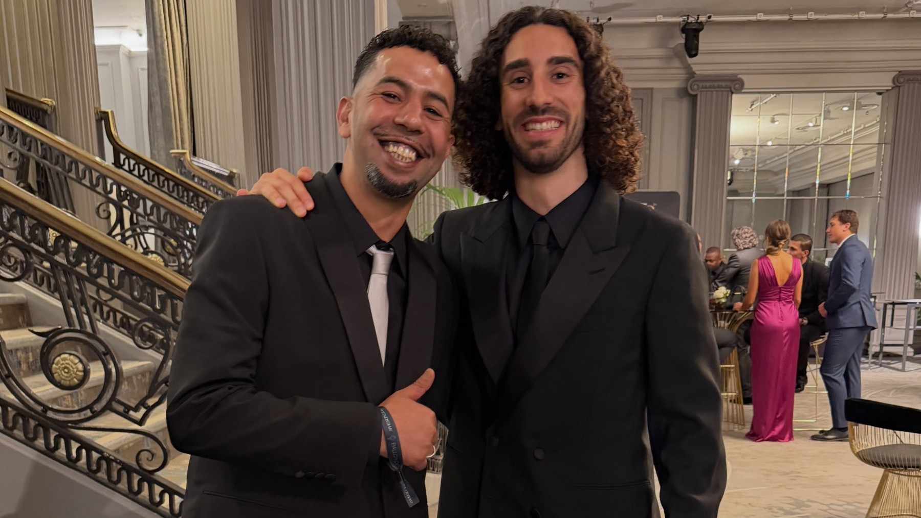La controvertida foto del padre de Lamine Yamal con Cucurella en el Balón de Oro: «Somos Mataró»