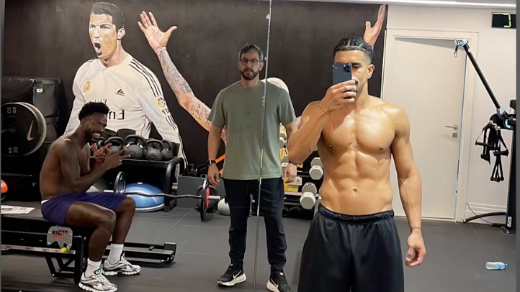 Vinicius Jr. entrenando con una imagen de Cristiano Ronaldo