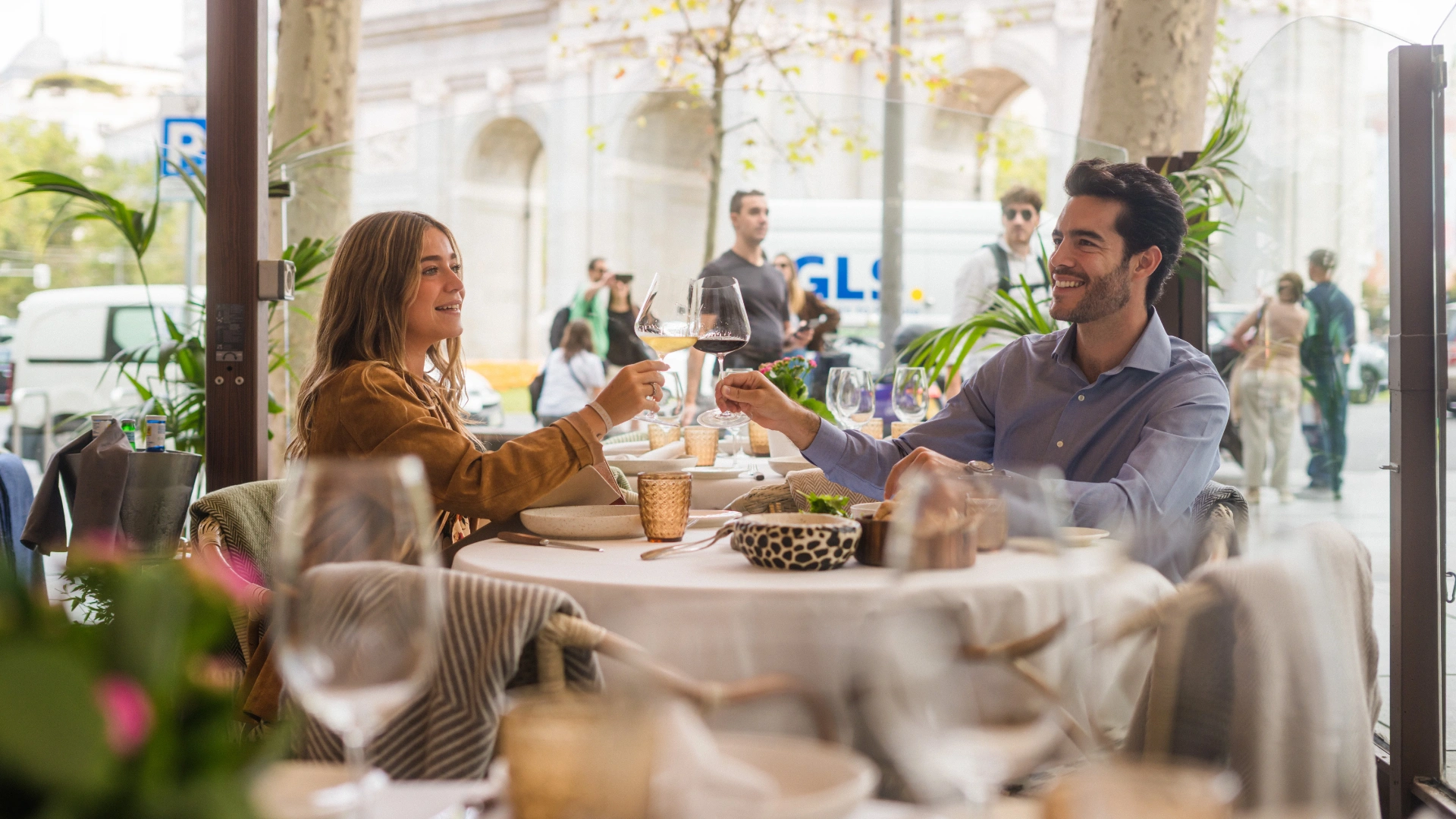 Comida en la terraza de Aarde. @ Turismo Comunidad de Madrid