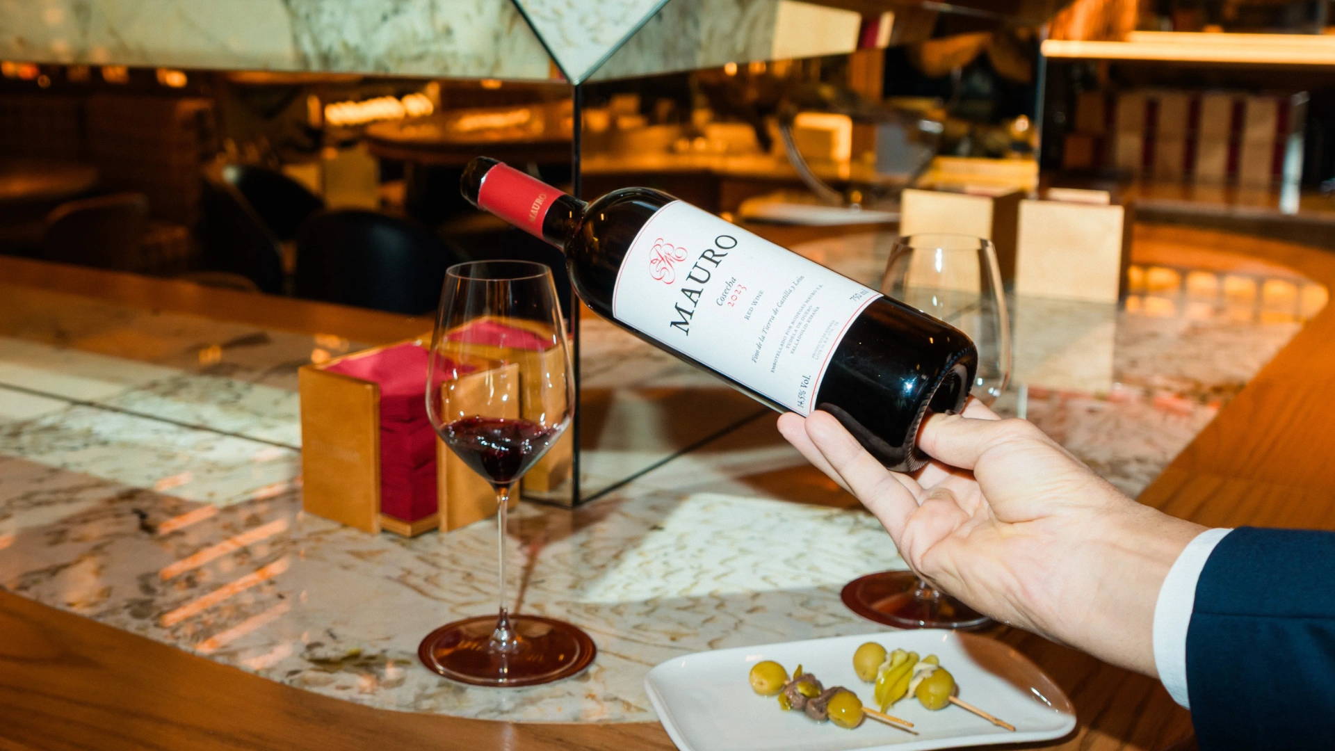 Disfrutar de un buen vino. @ Turismo Comunidad de Madrid