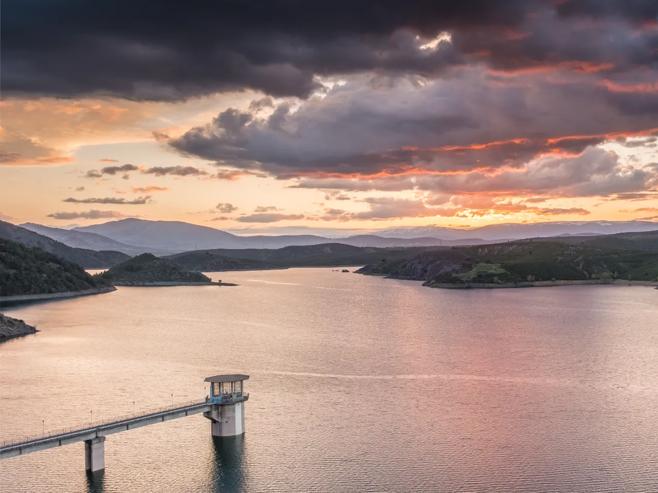 Atardecer en el embalse de El Atazar. @Adobe Stock