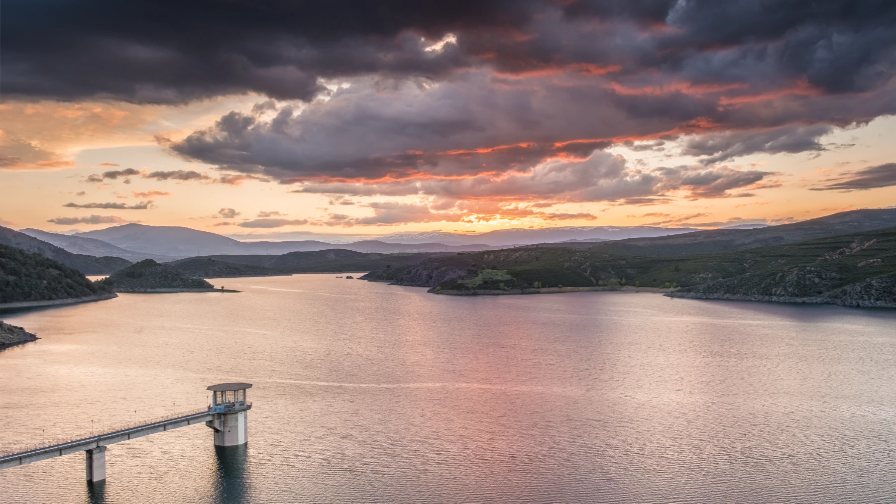 Atardecer en el embalse de El Atazar. @Adobe Stock