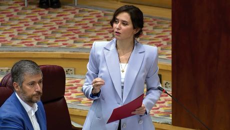 Ayuso contraataca al PSOE: &laquo;&iquest;Que el catal&aacute;n sea un requisito para ser buen o mal catal&aacute;n no es racismo?&raquo;