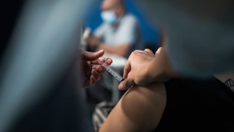 Descubren el factor que explica los raros casos de trombosis tras la vacunación contra el covid