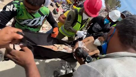 Milagro en Venezuela: rescatan a un padre y a su hijo tras pasar más de 72 horas bajo los escombros
