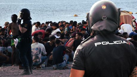 La «normalidad» en Ceuta 19 días después de la invasión: los inmigrantes ilegales ya okupan viviendas públicas