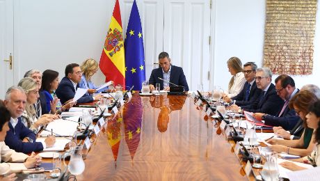 S&aacute;nchez preside 26 d&iacute;as despu&eacute;s de la invasi&oacute;n el Consejo de Seguridad Nacional tras vetar al Rey