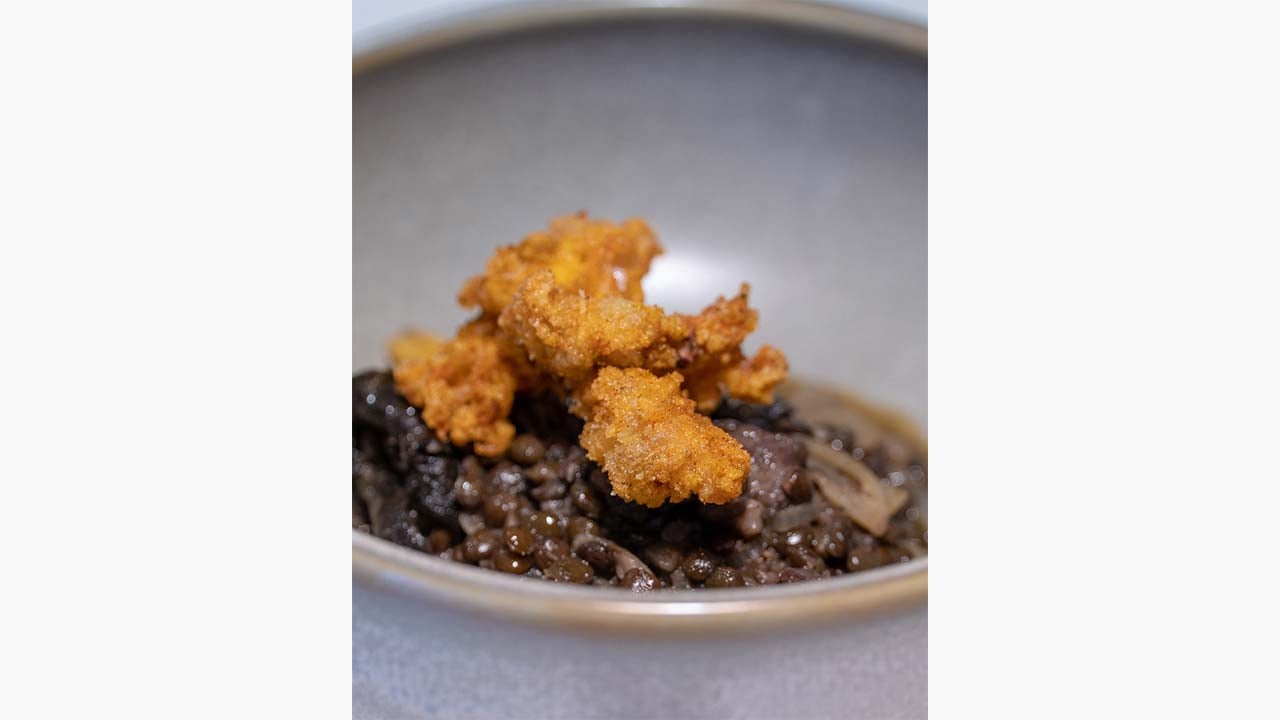 Lentejas caviar con setas, manos de cerdo y puntilla frita. @ RRSS Atelier Casa José