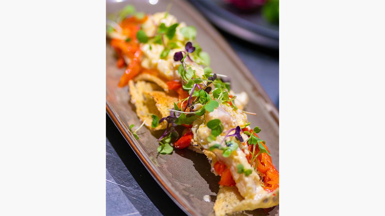 Tosta de bacalao sobre asadilla de pimientos y ensalada. @ RRSS Atelier Casa José