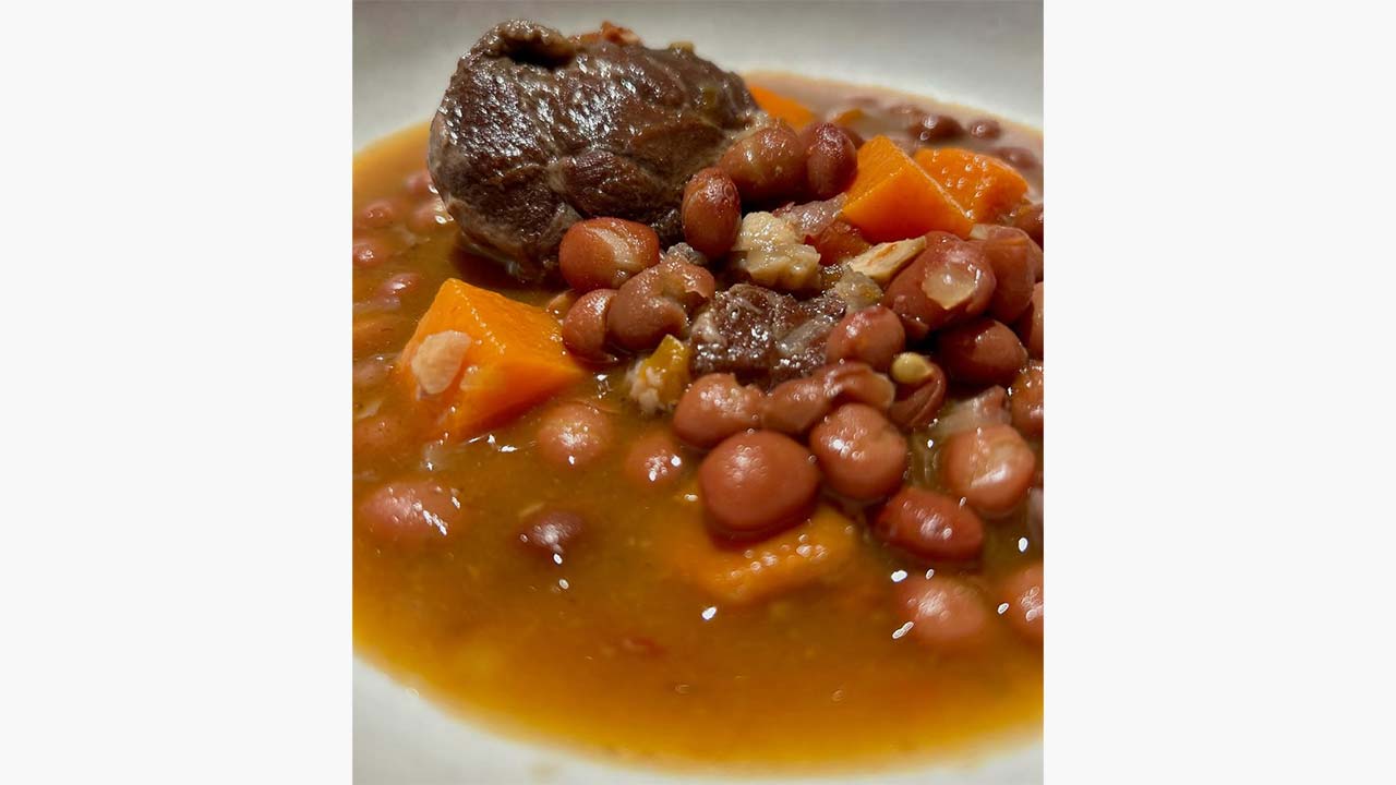 Alubia roja, carrillada y calabaza. @ RRSS Casa Delapio