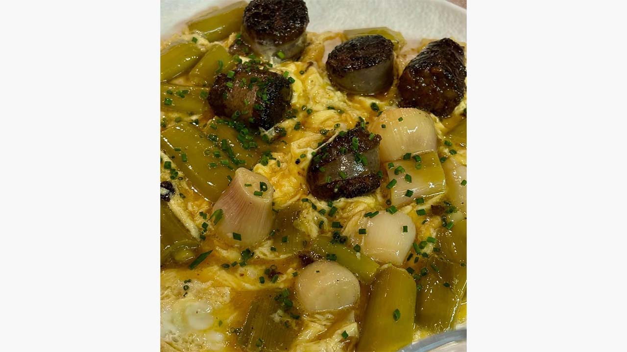 Ajetes en tortilla y morcilla de Varillas. @ RRSS Casa Delapio
