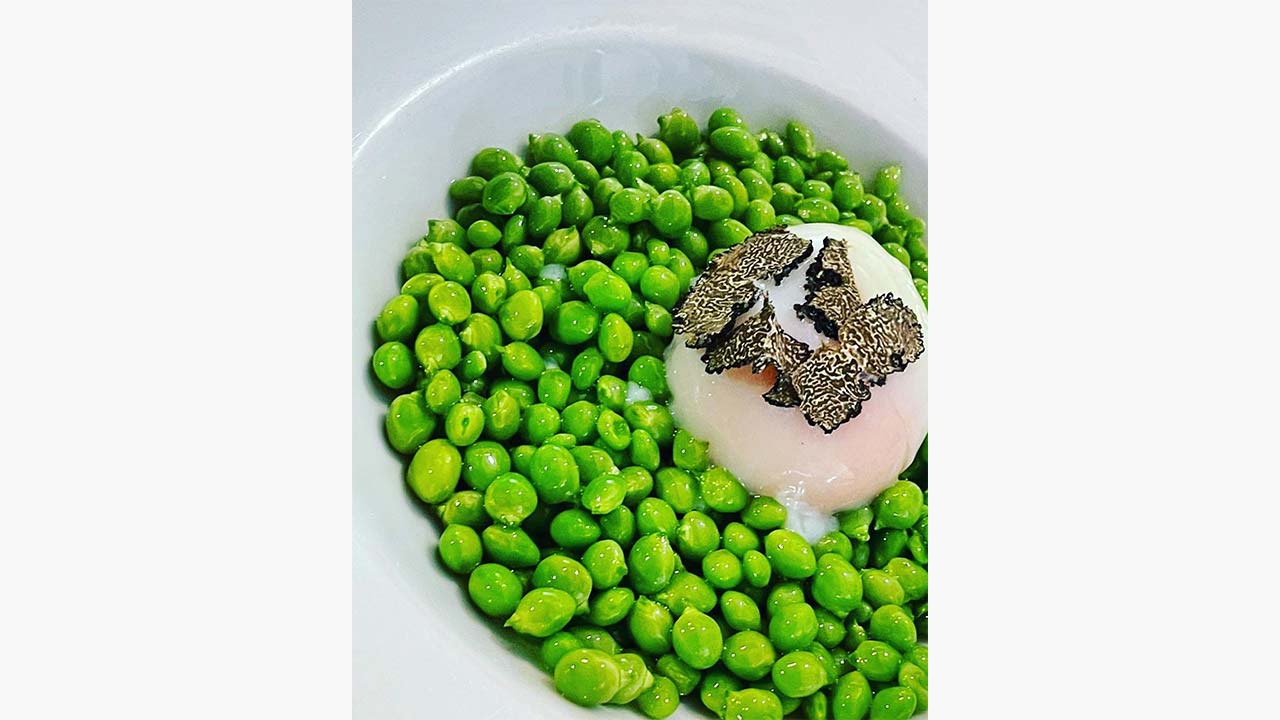 Guisantes con huevo poché y trufa. @ RRSS Aguatinta