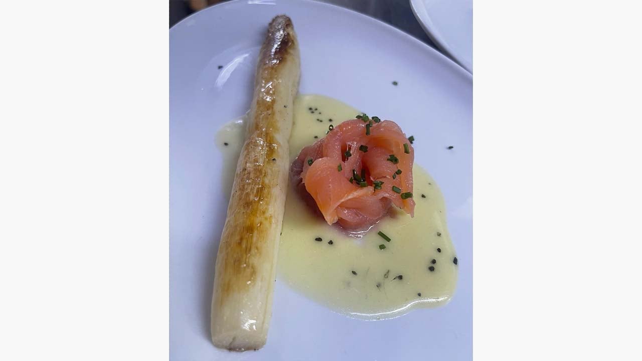 Espárragos confitados con salmón ahumado y salsa pilpil de bacalao. @ RRSS Aguatinta