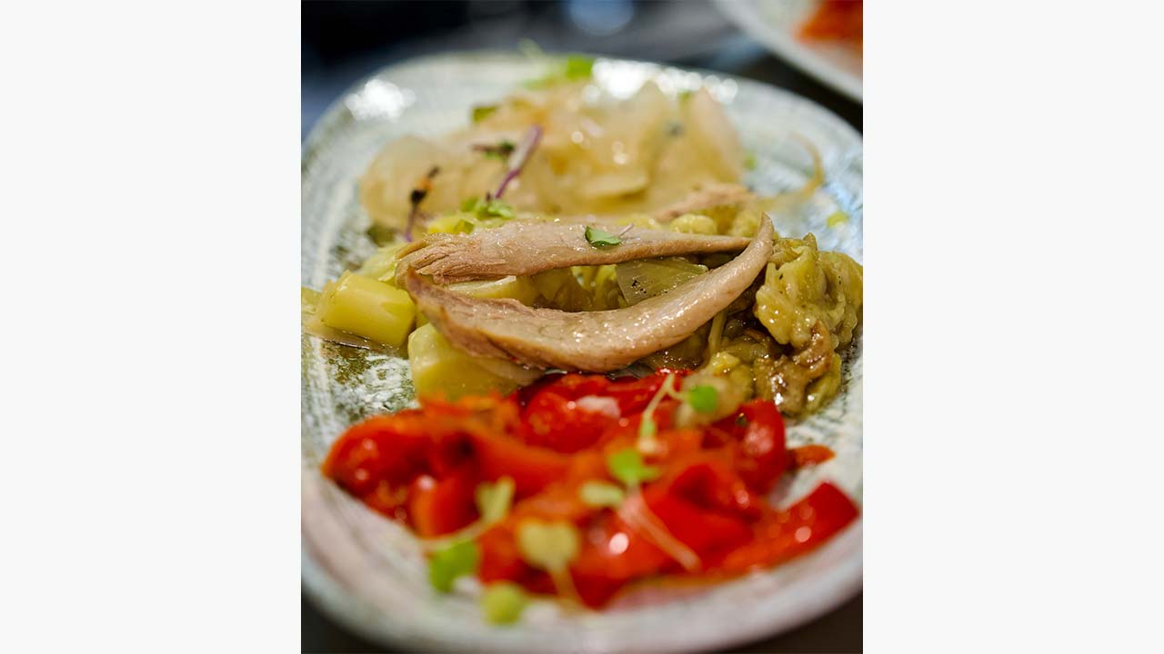 Escalivada de verduras a la brasa con jugosa ventresca de atún. @ RRSS Aguatinta