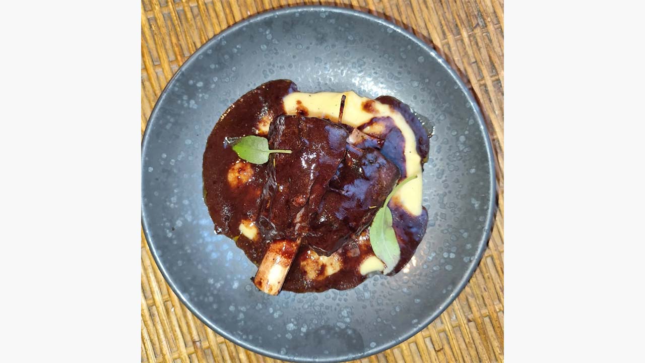Jarrete de ciervo glaseado con salsa de vino tinto y cacao. @ RRSS El Origen de Patones