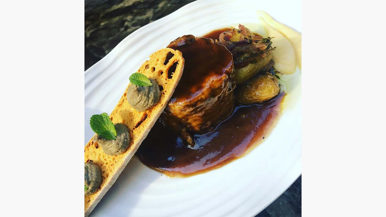 Suprema de lechal cocinada a baja temperatura, paté de su hígado y patatitas confitadas. @ RRSS Rey de Patones