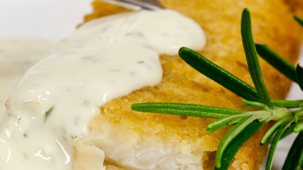 Receta de filetes de bonito en tempura con salsa tártara.