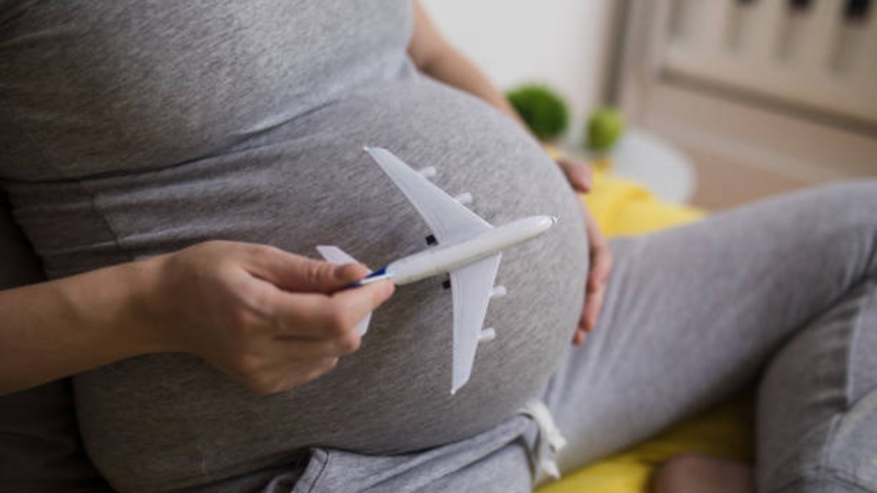 Descubre qué precauciones tomar para viajar embarazada
