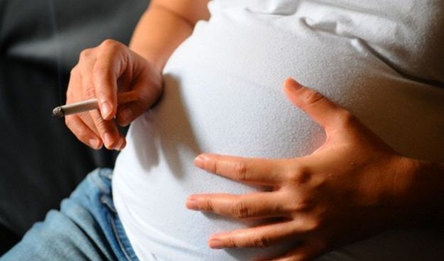 Cómo afecta el tabaco al bebé en el seno materno
