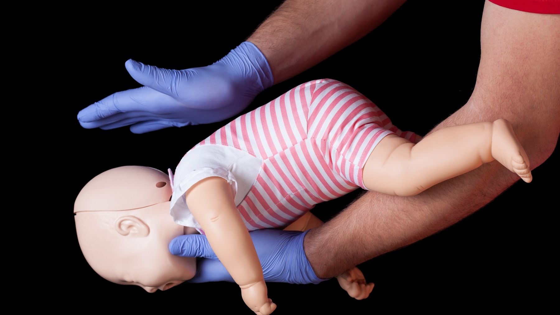 Descubre qué debemos hacer ante un caso de atragantamiento del bebé