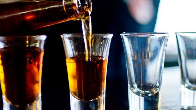 Beber en vasos más pequeños reduce el consumo de alcohol