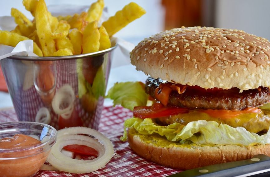 Los alimentos prohibidos que debes evitar cenar si estás adelgazando