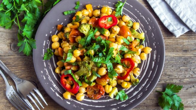 ensalada de garbanzos con zanahorias y brócoli