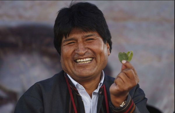 El presidente de Bolivia, Evo Morales, mostrando una hoja de coca.