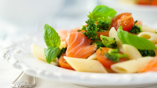 Ensalada de pasta de colores para niños