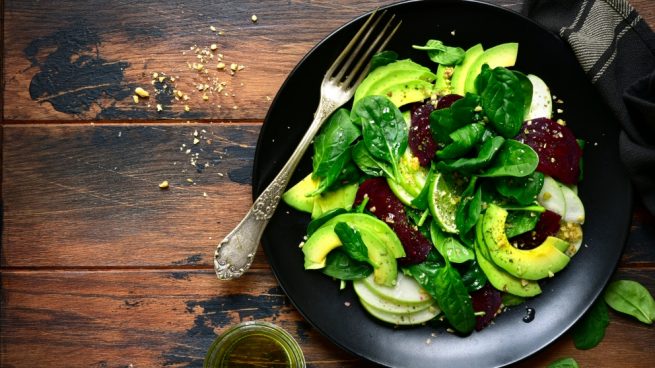 ensalada de aguacate y remolacha