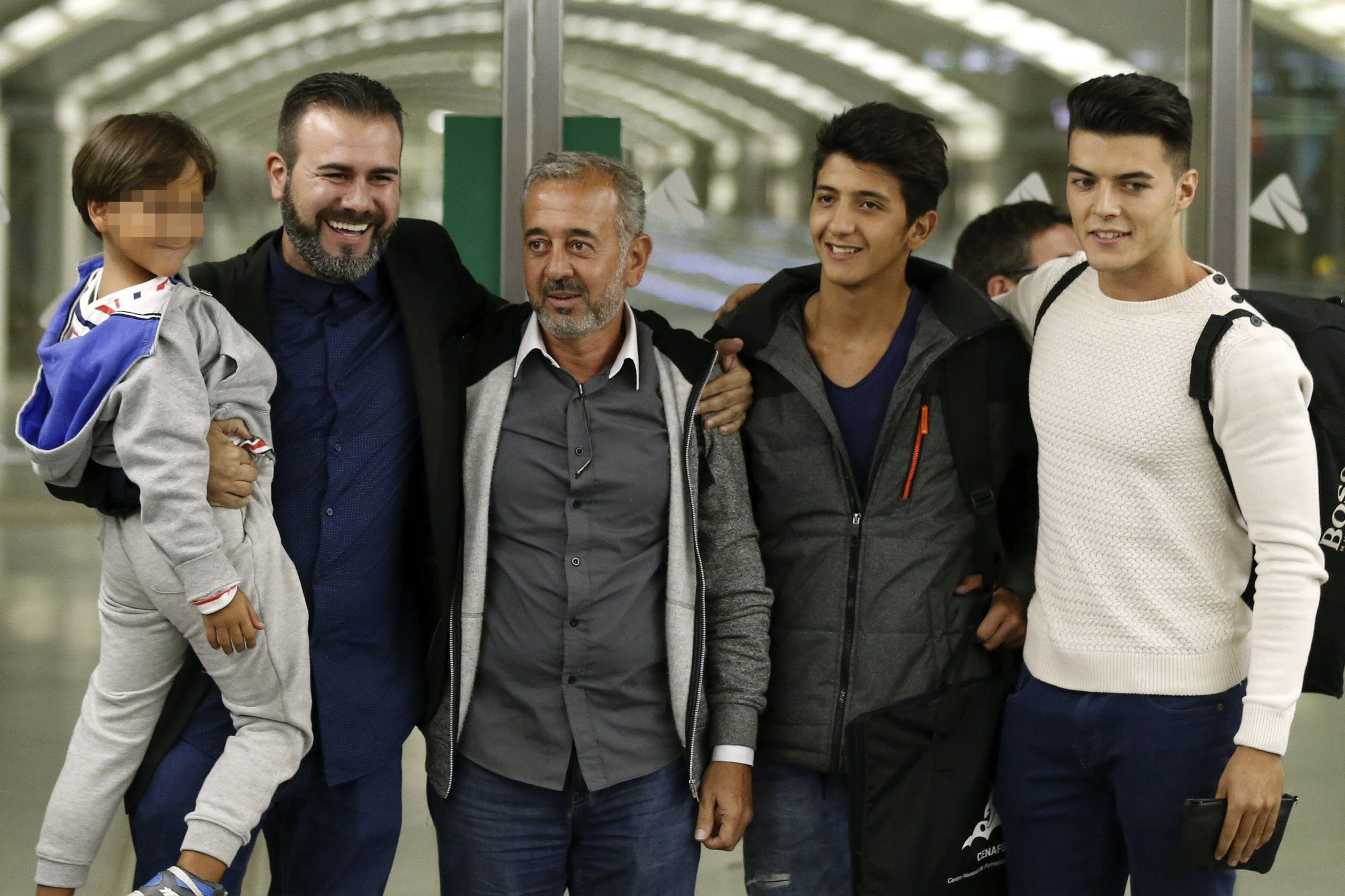 Llega a Madrid el refugiado sirio agredido por una periodista austriaca