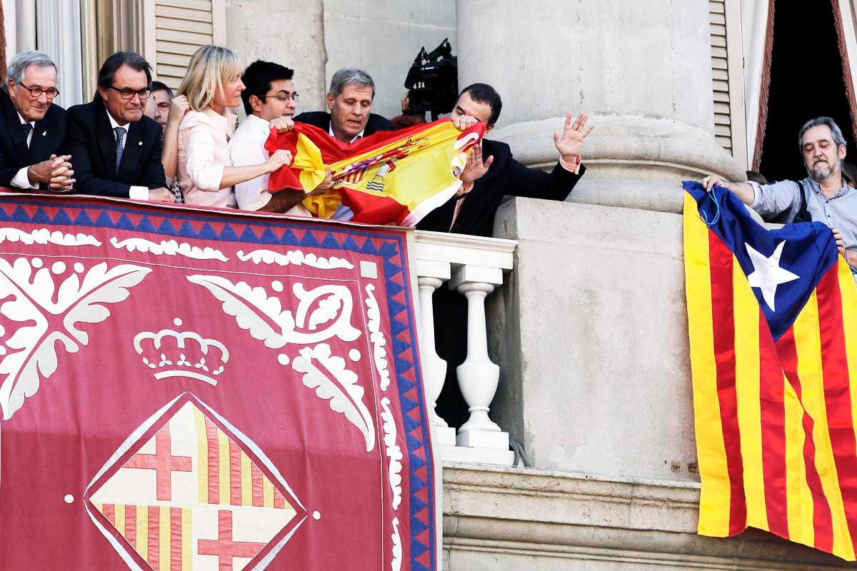 Así impidieron colgar la bandera española tras sacar una esterada (Foto: EFE)