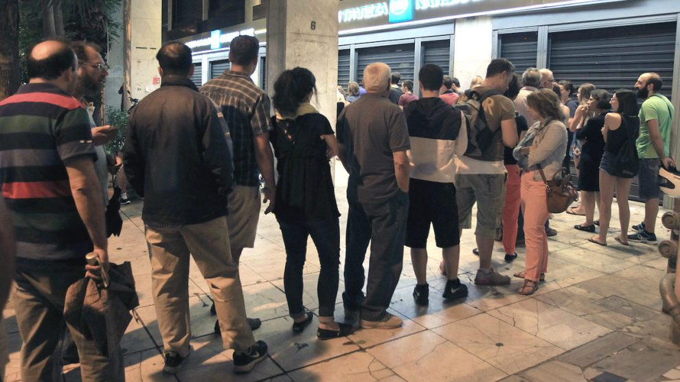 Los griegos saben muy bien lo que implica un corralito: colas en cajeros y bancos cerrados. (Foto: EFE)