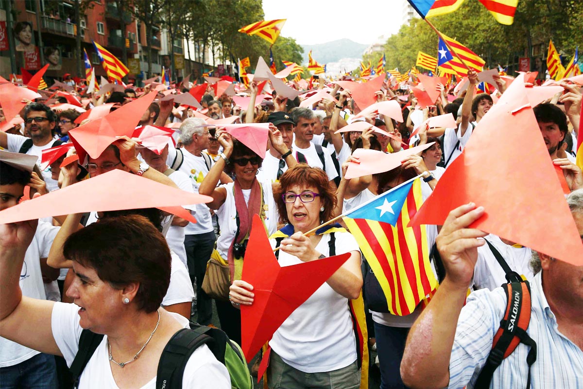 Asistentes a la Diada 2015 por las calles de Barcelona (Foto: EFE)