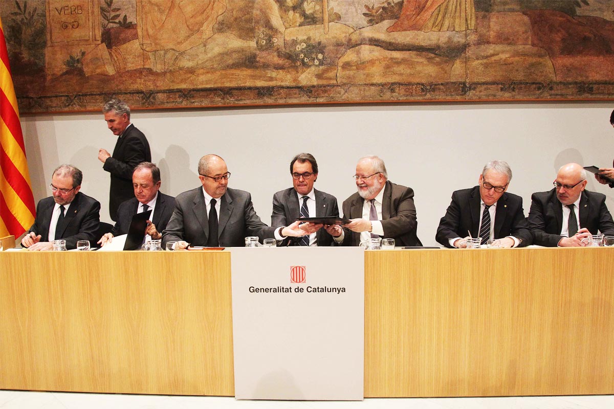Joan Reñé firma un convenio sobre formación con el president Artur Mas (Foto: EFE)