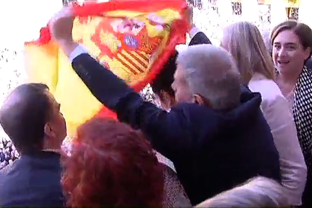 Duelo de banderas en el Ayuntamiento de Barcelona