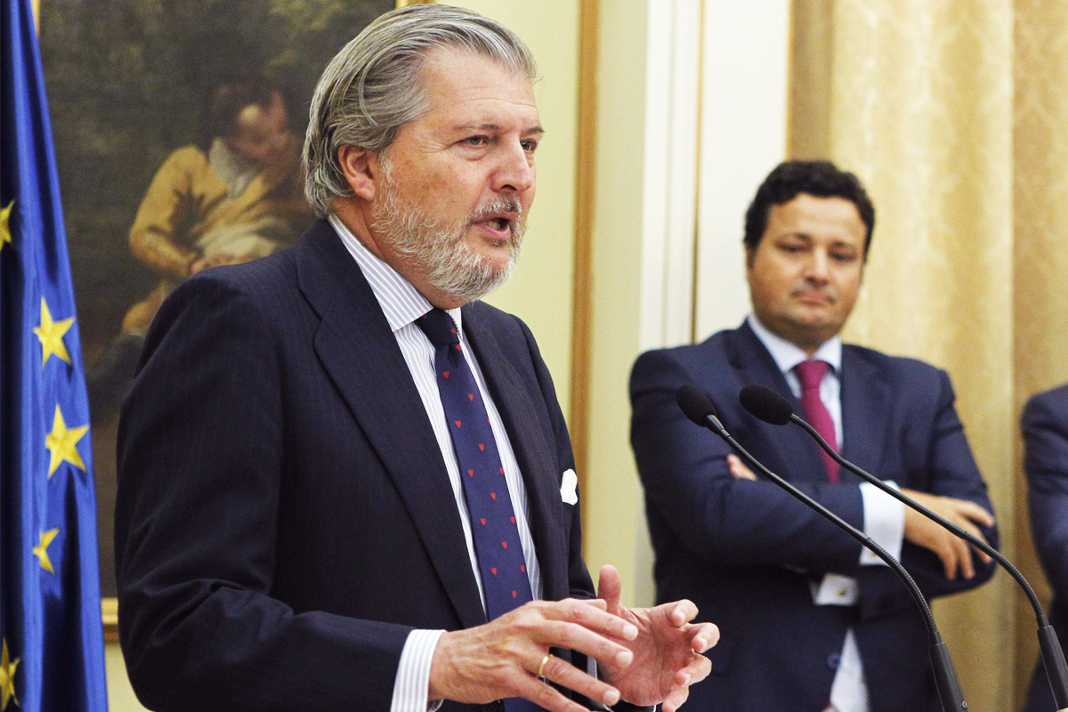 El Ministro Íñigo Méndez de Vigo, en la toma de posesión del nuevo director de Deportes, al fondo. (Foto: EFE)