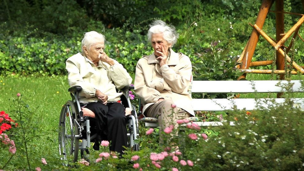Dos personas jubiladas charlando en un parque (Foto: GETTY).
