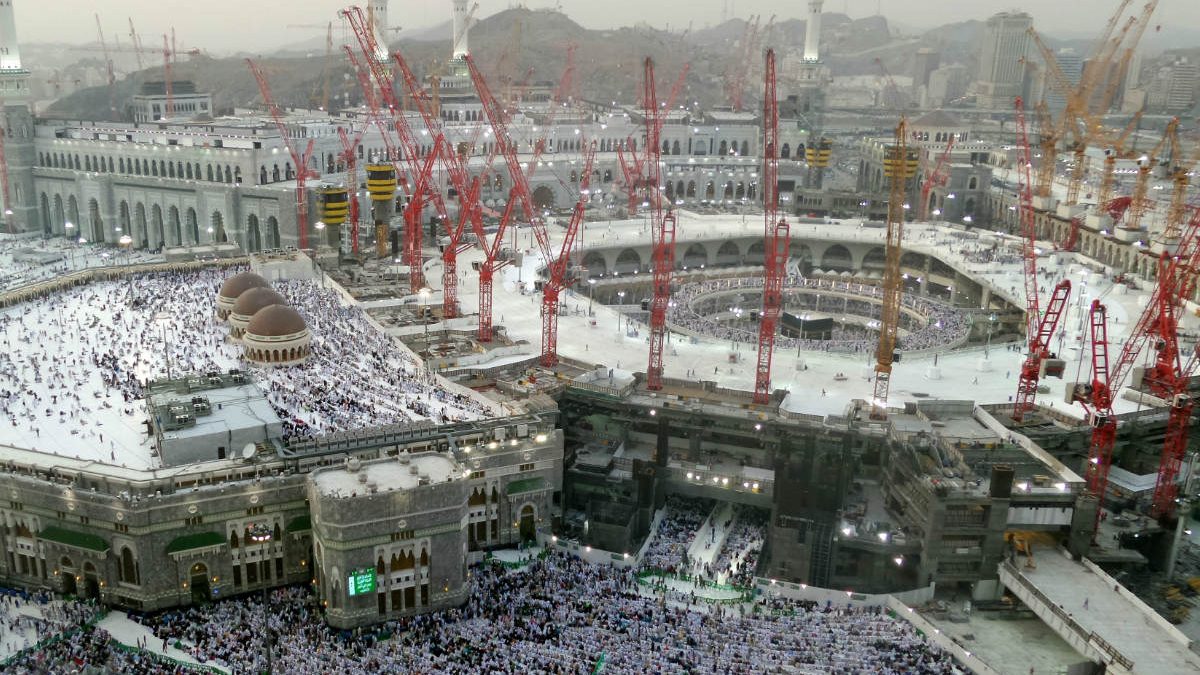 Vista general de la Gran Mezquita de La Meca rodeada de grúas. (Getty)