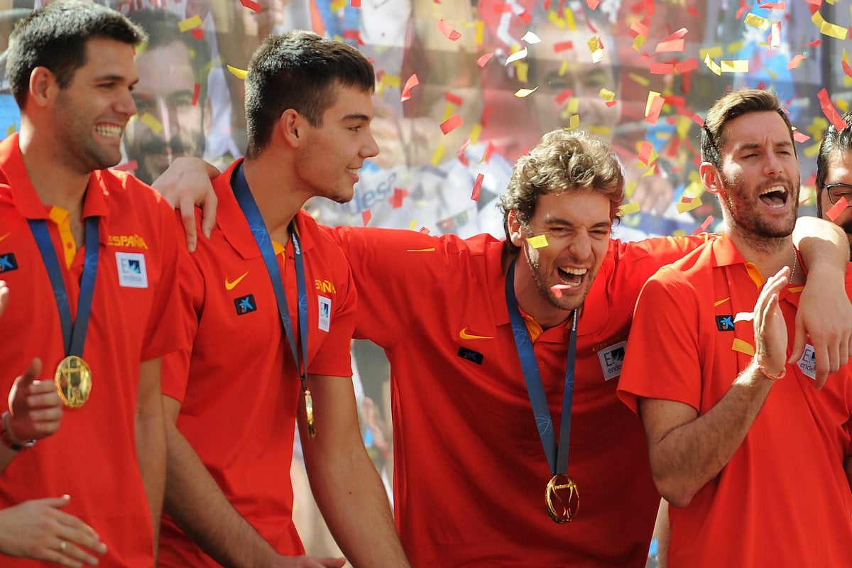 Pau Gasol celebra el oro en el EuroBasket con sus compañeros