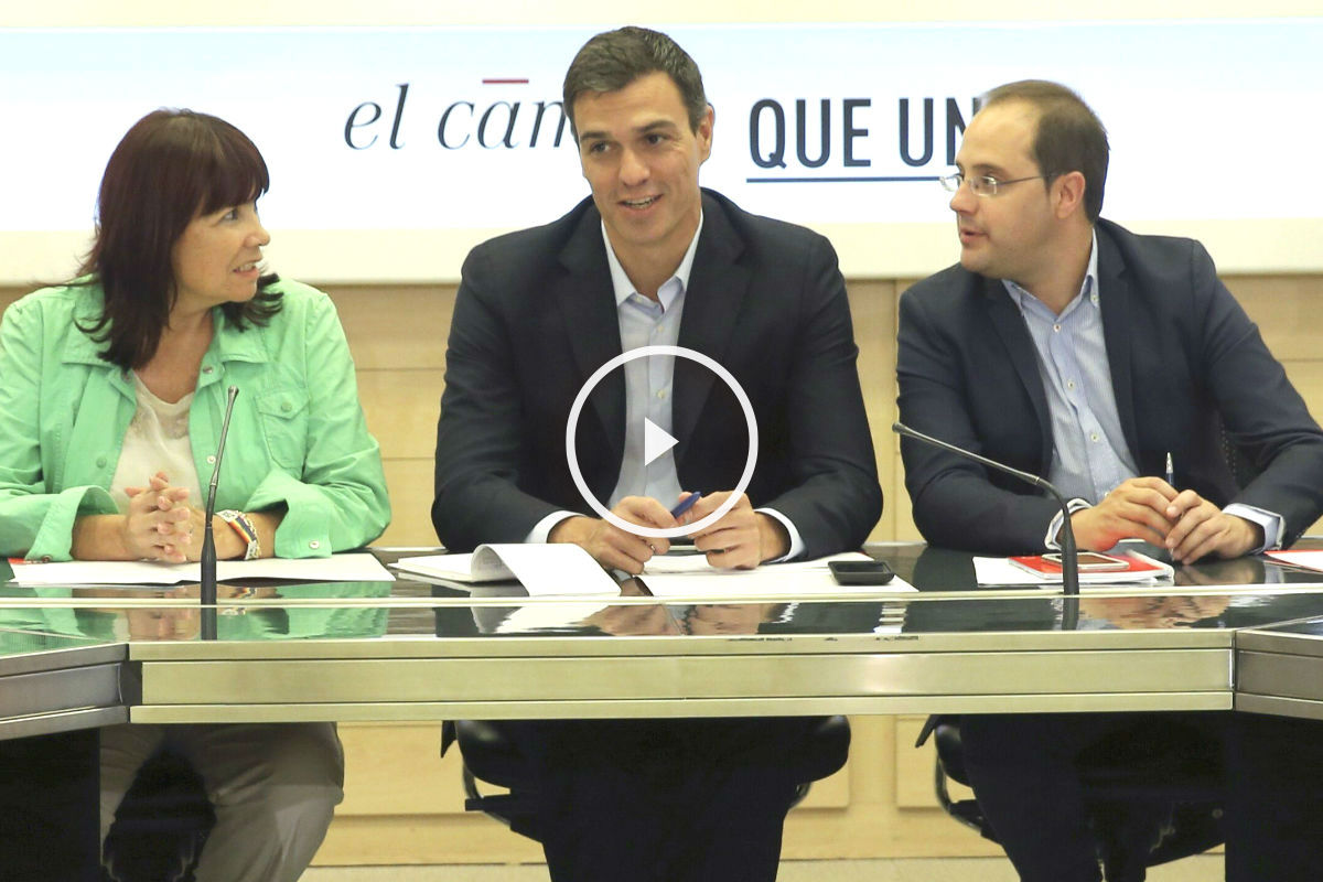 Micaela Navarro, Pedro Sánchez y César Luena en la ejecutiva del partido. (Foto: EFE)